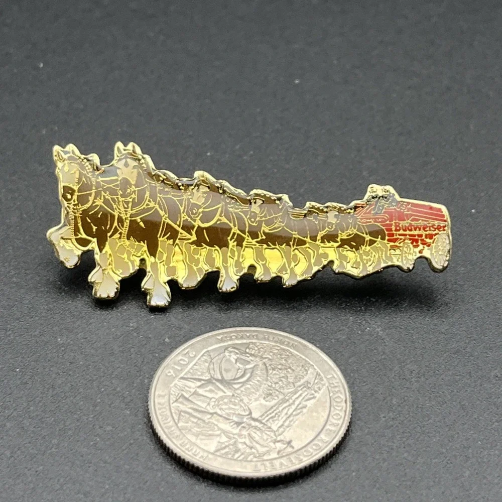 Vintage‎ Anheuser Busch Budweiser Clydesdales Pulling Beer Wagon Lapel Hat Pin